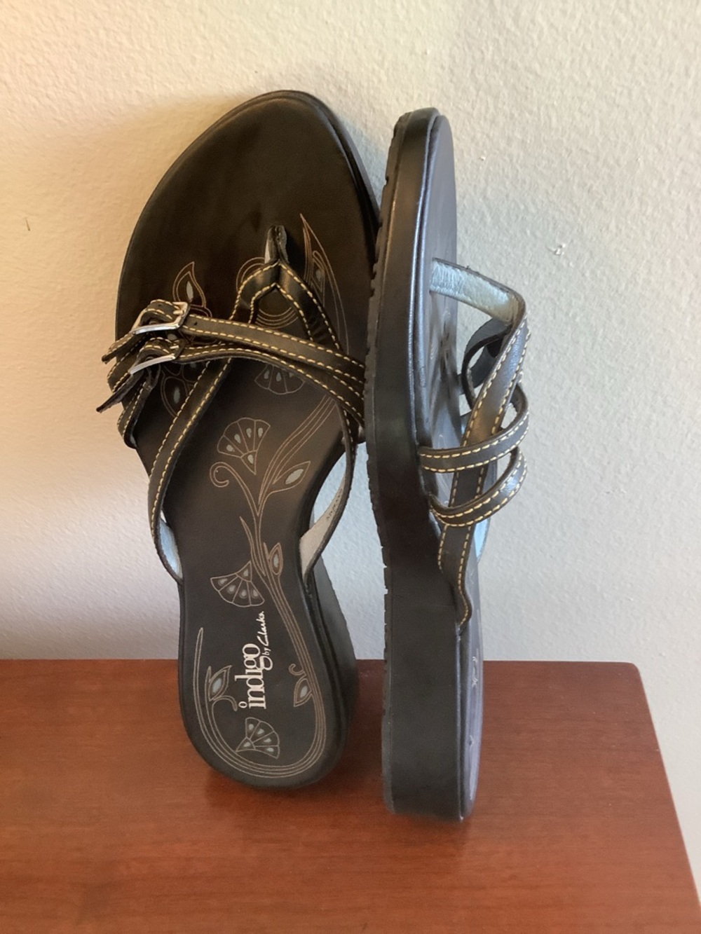 Indigo by Clark sandals NWOB size 6 - Picture 2 of 2